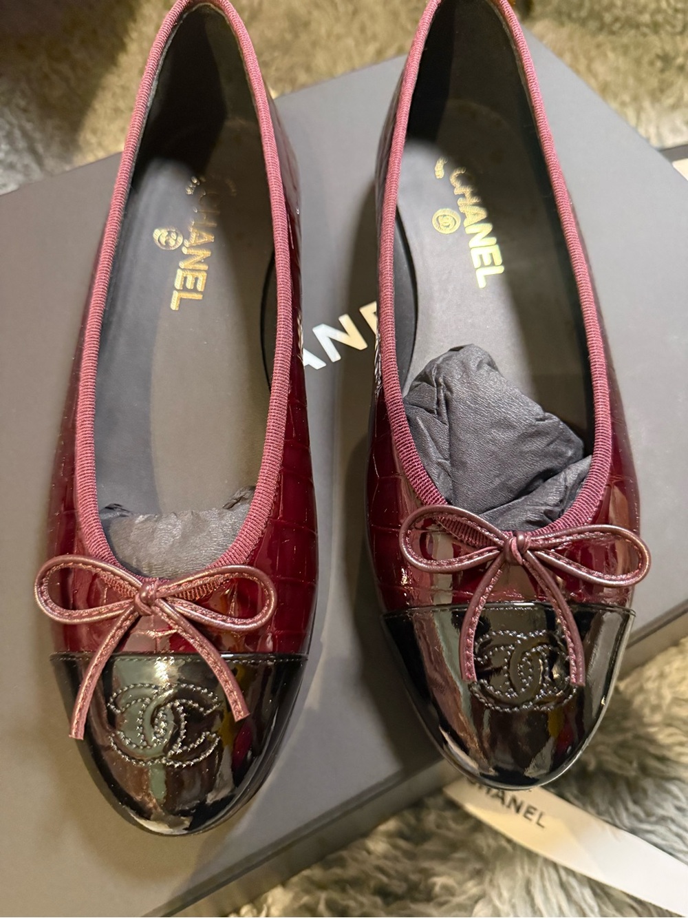 CHANEL 26 METIERS D’ART Burgundy Patent Leather Ballet Flats Black Cap Toe NEW